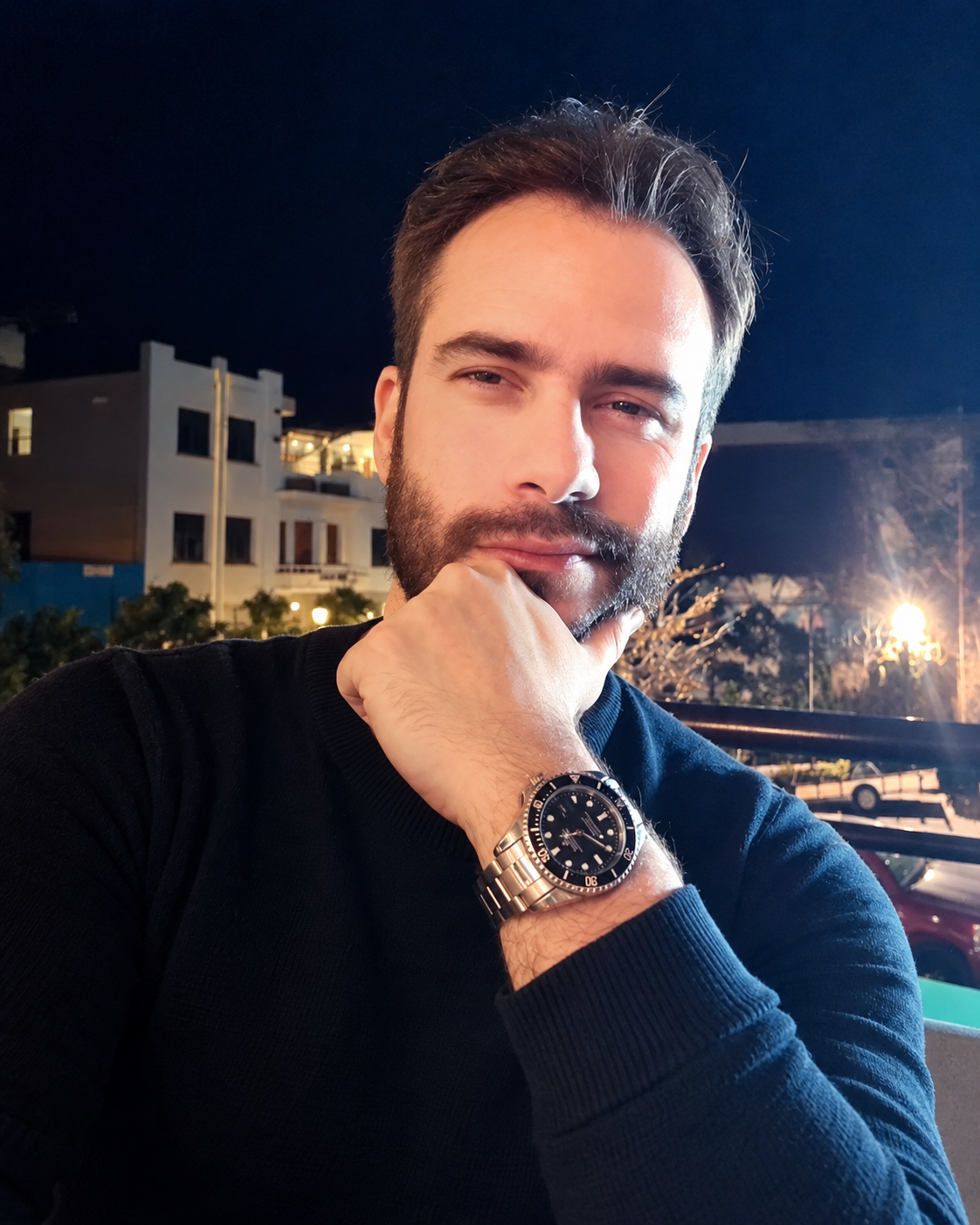 Retrato de Daniel Flores con la mano apoyada en el mentón
